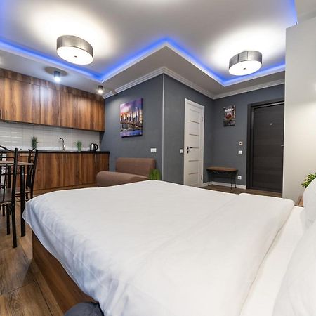Lux Apartment Near Arena City Киев Екстериор снимка