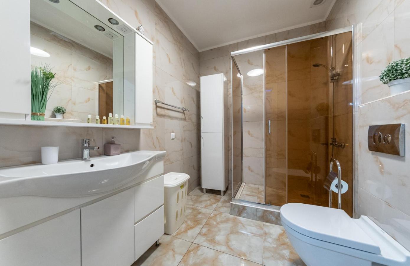 Lux Apartment Near Arena City Киев Екстериор снимка