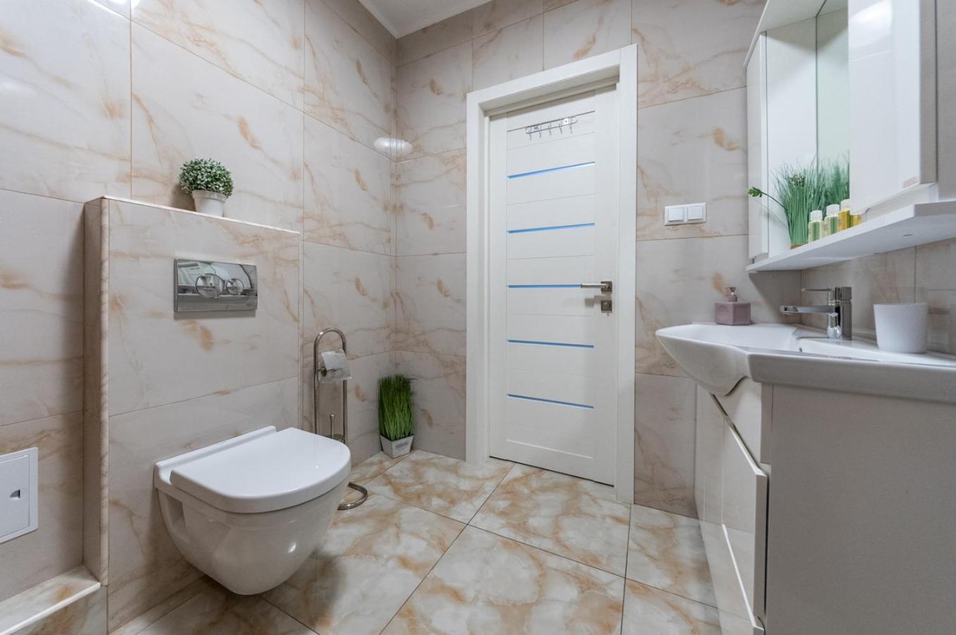 Lux Apartment Near Arena City Киев Екстериор снимка