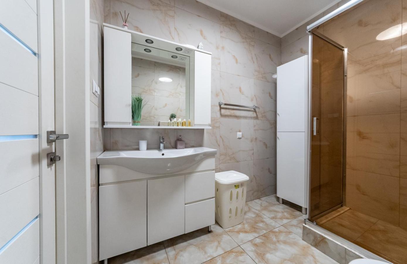 Lux Apartment Near Arena City Киев Екстериор снимка