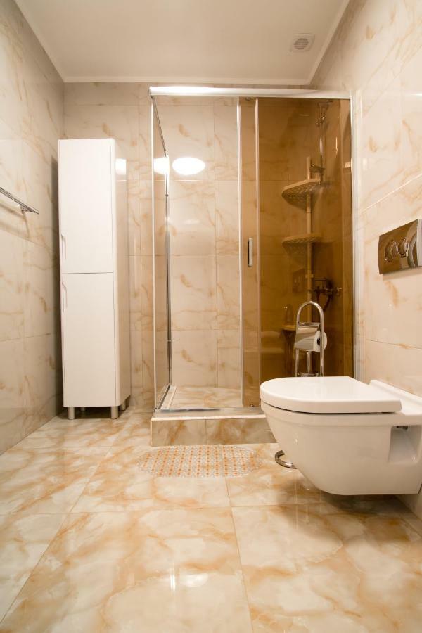 Lux Apartment Near Arena City Киев Екстериор снимка